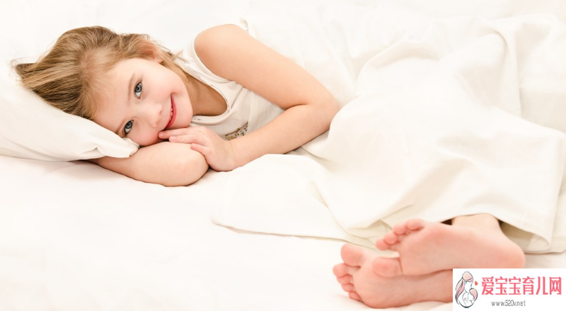 孩子睡觉抓耳朵撞头是什么原因宝宝睡觉不安分相关问题解答